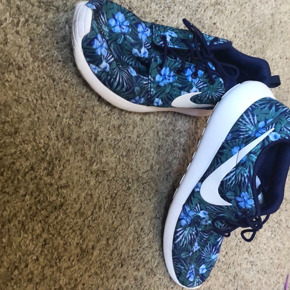 Nike Shoes - nike roshes